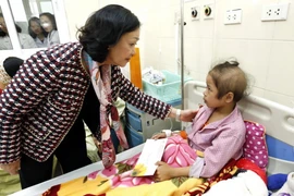 Bà Trương Thị Mai, Ủy viên Bộ Chính trị, Bí thư Trung ương Đảng, Trưởng ban Dân vận Trung ương thăm tặng quà Tết cho người bệnh. (Ảnh: Dương Ngọc/TTXVN)