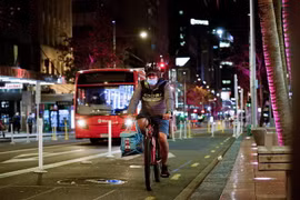 Người dân đeo khẩu trang phòng lây nhiễm COVID-19 khi di chuyển trên đường phố tại Auckland, New Zealand. (Ảnh: THX/TTXVN)