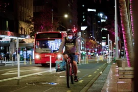 Người dân đeo khẩu trang phòng lây nhiễm COVID-19 khi di chuyển trên đường phố tại Auckland, New Zealand. (Ảnh: THX/TTXVN)