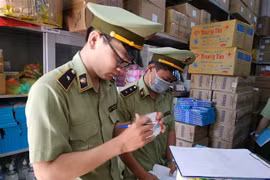 Lực lượng chức năng kiểm tra các cơ sở kinh doanh. (Ảnh: Tuấn Anh/TTXVN)