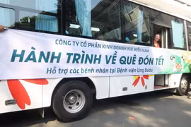 Những 'Chuyến xe yêu thương' đưa bệnh nhân về quê đón Tết. (Ảnh: Đinh Hằng/TTXVN)