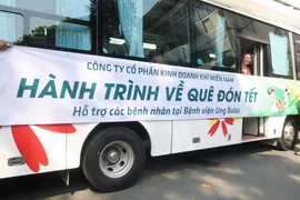 Những 'Chuyến xe yêu thương' đưa bệnh nhân về quê đón Tết. (Ảnh: Đinh Hằng/TTXVN)