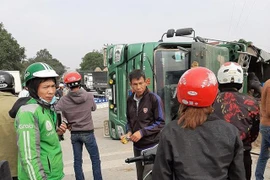 Xe ben chở cát bị lật đè lên xe máy, ba ông cháu thương vong