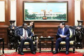 Chủ tịch Ủy ban nhân dân Thành phố Hồ Chí Minh Nguyễn Thành Phong tiếp ông Agostinho Andre De Carvalho Fernandes, Đại sứ Angola tại Việt Nam. (Ảnh: Xuân Khu/TTXVN)