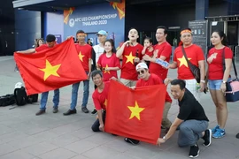 Cổ động viên Việt Nam đến sân vận động Buriram Stadium cổ vũ cho đội tuyển U23 Việt Nam. (Ảnh: Hoàng Linh/TTXVN)