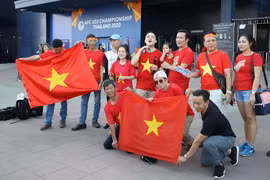 Cổ động viên Việt Nam đến sân vận động Buriram Stadium cổ vũ cho đội tuyển U23 Việt Nam. (Ảnh: Hoàng Linh/TTXVN)