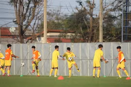 Các cầu thủ U23 Việt Nam trong bài tập chuyền bóng. (Ảnh: Hoàng Linh/TTXVN)