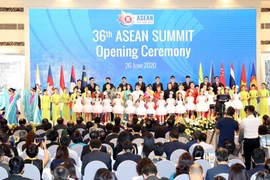 Nghi thức chào cờ ASEAN tại Lễ khai mạc Hội nghị Cấp cao ASEAN lần thứ 36. (Ảnh: Trọng Đức/TTXVN)