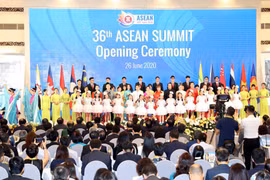 Nghi thức chào cờ ASEAN tại Lễ khai mạc Hội nghị Cấp cao ASEAN lần thứ 36. (Ảnh: Trọng Đức/TTXVN)