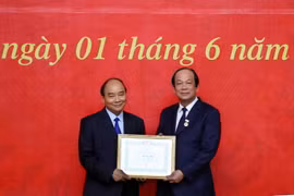 Ủy viên Bộ Chính trị, Bí thư Ban Cán sự Đảng Chính phủ, Thủ tướng Chính phủ Nguyễn Xuân Phúc trao huy hiệu 40 năm tuổi Đảng cho ông Mai Tiến Dũng, Ủy viên Ban chấp hành Trung ương Đảng, Bí thư Đảng ủy, Bộ trưởng Chủ nhiệm Văn phòng Chính phủ. (Ảnh: Thống