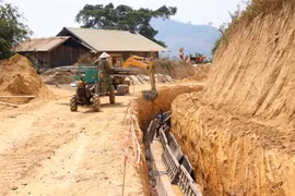 Thi công kênh dẫn nước công trình thủy lợi Suối Đá. (Ảnh: Ngọc Minh/TTXVN)