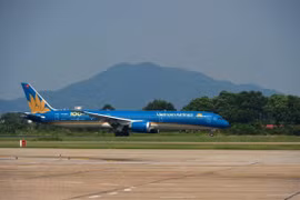 Máy bay của hãng hàng không Vietnam Airlines trên đường băng ở một sân bay. (Nguồn: Vietnam+)