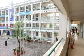 Trường Tiểu học Chu Văn An, quận Hoàng Mai tiến hành dọn dẹp, tổng vệ sinh toàn trường. (Ảnh: Thanh Tùng/TTXVN)