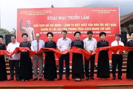 Các đại biểu cắt băng khai mạc triển lãm. (Ảnh: TTXVN)