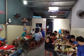 Cửa hàng ăn uống Sánh Vổ quán tại thời điểm kiểm tra vẫn có đông người ăn. (Ảnh: TTXVN)