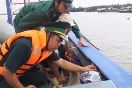 Kiểm tra thiết bị giám sát hành trình trên tàu cá. (Ảnh: Hồng Đạt/TTXVN)