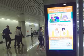 Khuyến cáo phòng chống bệnh viêm phổi cấp được đặt ở sân bay. (Ảnh: Đinh Hằng/TTXVN)