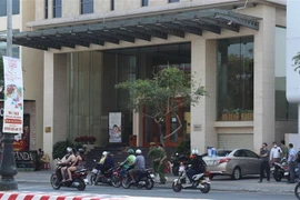 Lực lựơng chức năng tiến hành phong tỏa khách sạn Vanda (đường Nguyễn Văn Linh, quận Hải Châu, thành phố Đà Nẵng) nơi 2 du khách người Anh nhiễm virus SARS-CoV-2 lưu trú. (Ảnh: Văn Dũng/TTXVN)