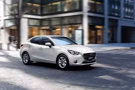 Mazda2 Sedan trắng. (Nguồn: Thacogroup)