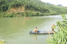 Lực lượng cứu hộ tổ chức tìm kiếm nạn nhân vụ lật thuyền. (Ảnh: Hồng Ninh/TTXVN)