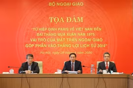 Ủy viên Trung ương Đảng, Thứ trưởng Thường trực Bộ Ngoại giao Bùi Thanh Sơn (giữa) chủ trì tọa đàm. (Ảnh: Lâm Khánh/TTXVN)