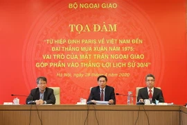 Ủy viên Trung ương Đảng, Thứ trưởng Thường trực Bộ Ngoại giao Bùi Thanh Sơn (giữa) chủ trì tọa đàm. (Ảnh: Lâm Khánh/TTXVN)