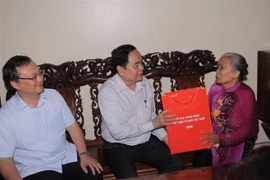 Chủ tịch Ủy ban Trung ương Mặt trận Tổ Quốc Việt Nam Trần Thanh Mẫn đến thăm, tặng quà Anh hùng lao động Phạm Thị Vách tại thị trấn Lương Bằng, huyện Kim Động. (Ảnh: Đinh Tuấn/TTXVN)