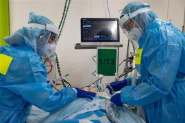 Nhân viên y tế Israel tập huấn điều trị cho bệnh nhân nhiễm COVID-19 tại bệnh viện ở Haifa, Israel. (Ảnh: THX/TTXVN)