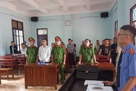 Đối tượng Phương (áo trắng) tại phiên tòa. (Ảnh: TTXVN)