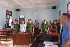 Đối tượng Phương (áo trắng) tại phiên tòa. (Ảnh: TTXVN)