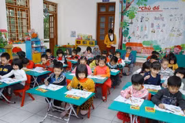 Giờ học tạo hình của học sinh một lớp mẫu giáo 5 tuổi khi chưa có dịch COVID-19. (Ảnh minh họa: Quý Trung/TTXVN)