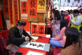 Xin chữ đầu năm tại khu vực Hồ Văn-Quốc Tử Giám. (Ảnh: Danh Lam/TTXVN)