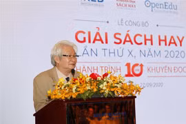 Nhà nghiên cứu triết học Bùi Văn Nam Sơn, thành viên Hội đồng xét giải phát biểu tại lễ công bố. (Ảnh: Thanh Vũ/TTXVN)
