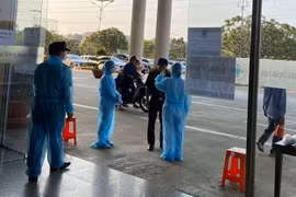 Một bệnh viện ở Đồng Nai tổ chức đo thân nhiệt đối với bệnh nhân và người nhà bệnh nhân khi vào bệnh viện. (Ảnh: Sỹ Tuyên/TTXVN)