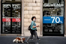 Người dân đeo khẩu trang phòng lây nhiễm COVID-19 tại một trung tâm mua sắm ở Rome, Italy. (Ảnh: AFP/TTXVN)