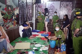 Hiện trường cùng tang vật bị lực lượng chức năng bắt quả tang. (Ảnh: Công Mạo/TTXVN)