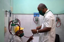 Bác sỹ khám cho người bệnh tại một bệnh viện ở La Habana, Cuba trong bối cảnh dịch COVID-19 bùng phát, ngày 31/3/2020. (Ảnh: THX/TTXVN)