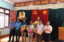 Lãnh đạo Đảng ủy, Ủy ban Nhân dân huyện Mang Yang tổ chức khen thưởng đột xuất cho các trinh sát tham gia giữ các đối tượng hoạt động tà đạo Hà Mòn trên địa bàn. (Ảnh: Hồng Điệp/TTXVN)
