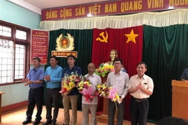 Lãnh đạo Đảng ủy, Ủy ban Nhân dân huyện Mang Yang tổ chức khen thưởng đột xuất cho các trinh sát tham gia giữ các đối tượng hoạt động tà đạo Hà Mòn trên địa bàn. (Ảnh: Hồng Điệp/TTXVN)