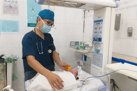 Bệnh nhi N.N.T.V được chăm sóc tại bệnh viện. (Ảnh: Lê Xuân/TTXVN)