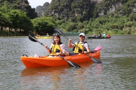 Khách du lịch đến Tràng An (Ninh Bình) sẽ được trải nghiệm sản phẩm mới, chèo thuyền kayak. (Ảnh: TTXVN)