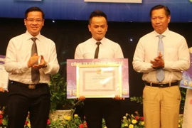 Ban tổ chức trao giải A ở thể loại báo in cho tác giả Thanh Sang, phóng viên TTXVN thường trú tại An Giang. (Ảnh: Công Mạo/TTXVN)