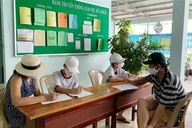 Người dân trở về từ Đà Nẵng đến khai báo y tế tại Trung tâm Y tế quận Thủ Đức. (Ảnh: Đinh Hằng/TTXVN)