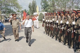 Tổng Bí thư Lê Khả Phiêu thăm Sư đoàn không quân 370, ngày 19/2/1998, tại Cần Thơ. (Ảnh: Cao Phong/TTXVN)