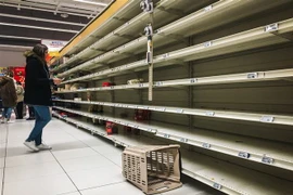 Kệ hàng trống trơn tại siêu thị ở Villeneuve-la-Garenne, phía bắc thủ đô Paris, Pháp, trong bối cảnh bùng phát dịch COVID-19. (Ảnh: AFP/TTXVN)