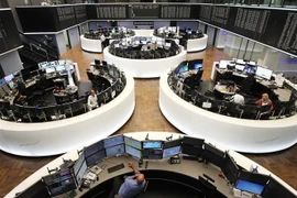 Giao dịch viên tại Sàn giao dịch chứng khoán Frankfurt, Đức. (Ảnh: AFP/TTXVN)