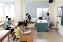 Thí sinh thi tốt nghiệp THPT 2020 đợt 2 làm thủ tục dự thi tại điểm thi Trường THPT Việt-Đức (quận Hoàn Kiếm, Hà Nội). (Ảnh: Thanh Tùng/TTXVN)