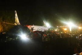 Hiện trường vụ tai nạn máy bay chở khách ở sân bay quốc tế Calicut (Kozhikode) thuộc bang Kerala, Ấn Độ ngày 7/8/2020. (Ảnh: THX/TTXVN)