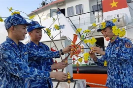 Các chiến sỹ tàu 9004 trang trí, chuẩn bị nhưng phần quà gửi tặng cán bộ, chiến sỹ, nhân dân đảo Bạch Long Vĩ. (Ảnh: An Đăng/TTXVN)