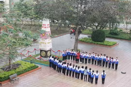 Cột mốc chủ quyền Trường Sa trong khuôn viên Trường Trung học cơ sở Kim Liên. (Ảnh: Nguyễn Oanh/TTXVN)